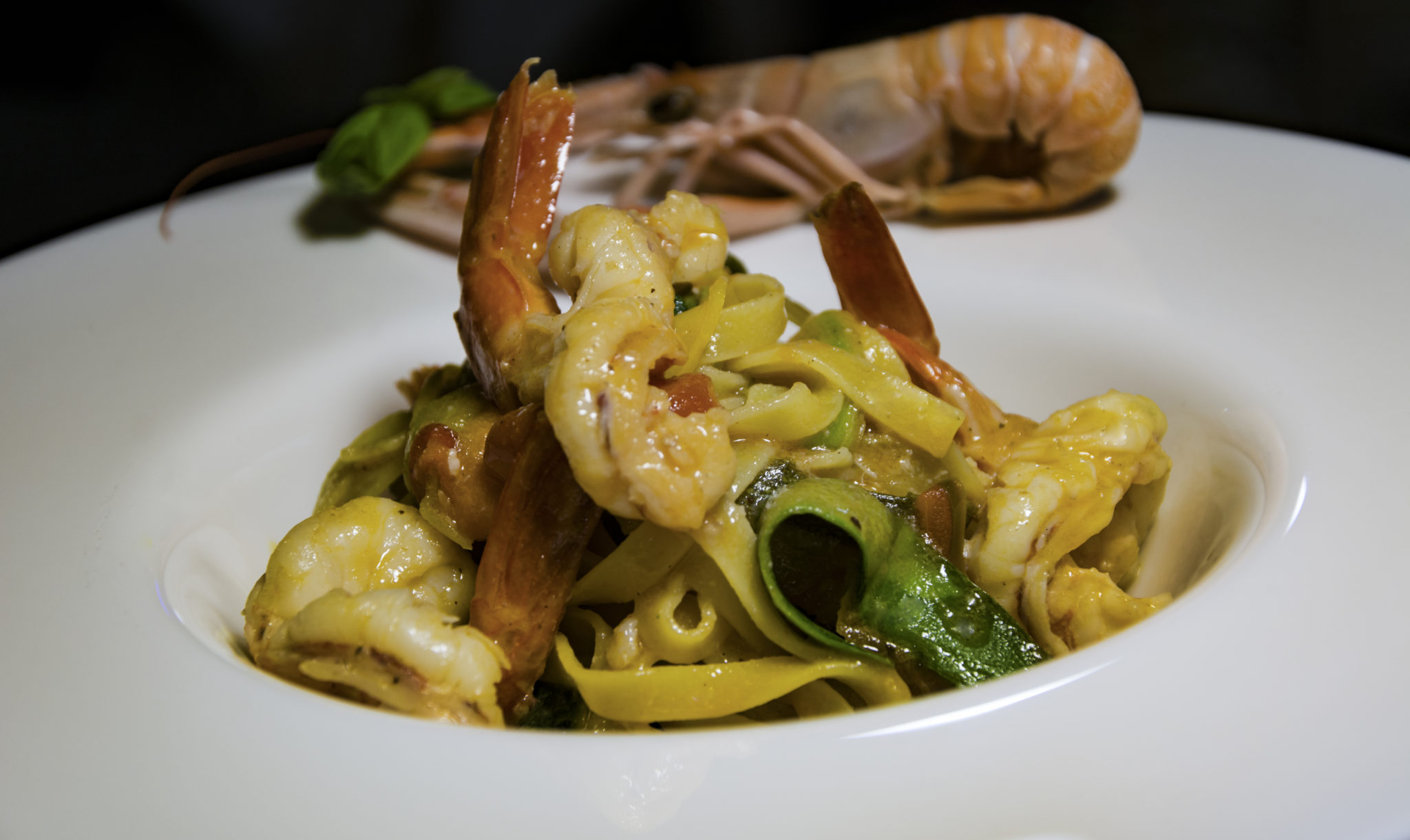 TAGLIATELLE CON GAMBERI E LOSANGHE DI VERDURE