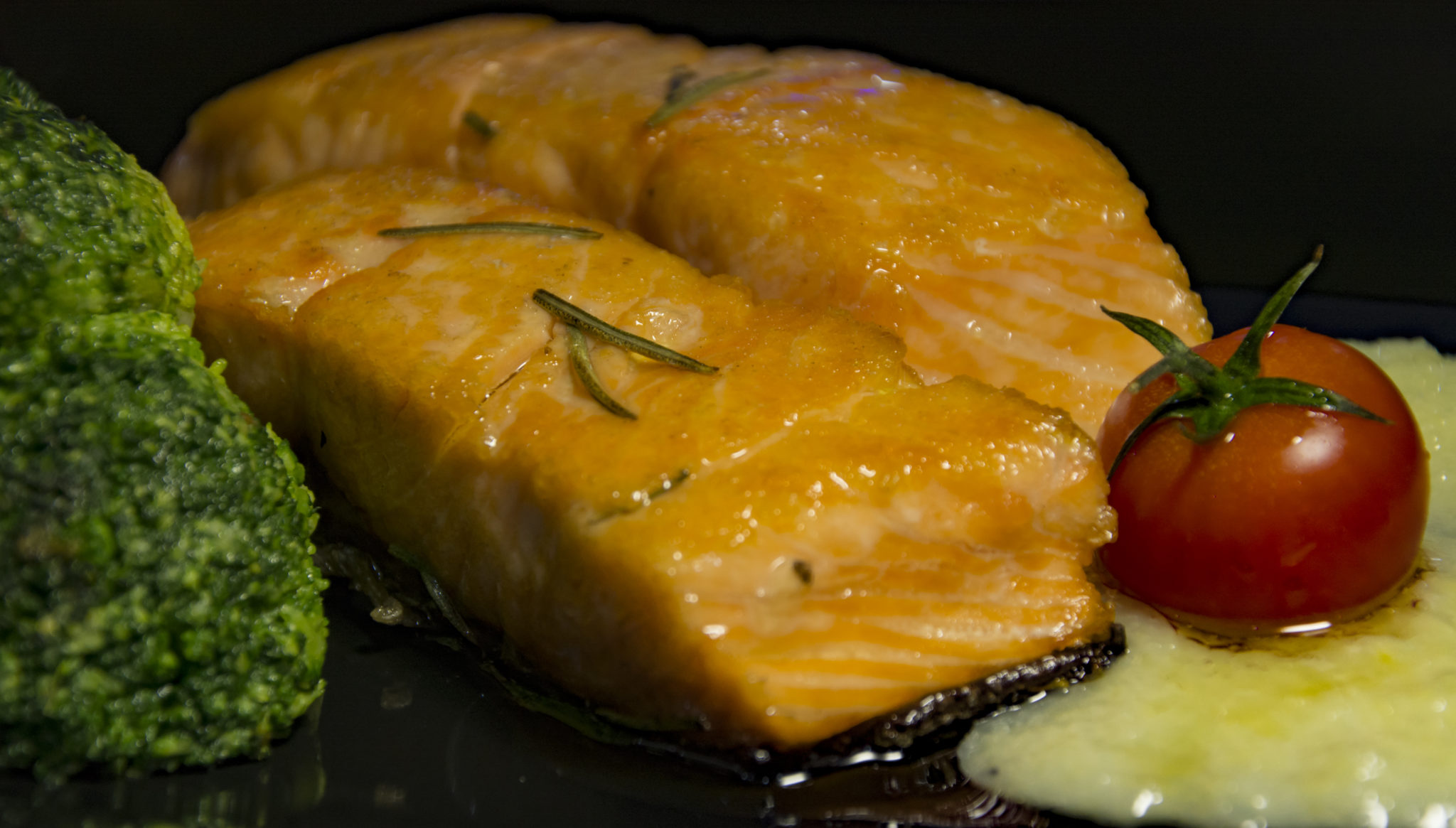 FILETTO DI SALMONE SU VELLUTATA DI PATATE CON BROCCOLI