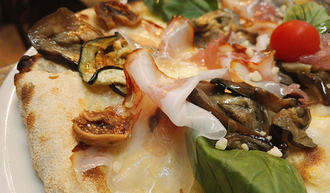 Croccante Calabrese® “I Peppi” con melanzane a fette cotto al forno, guanciale calabrese, cipolla stufata e fichi.
