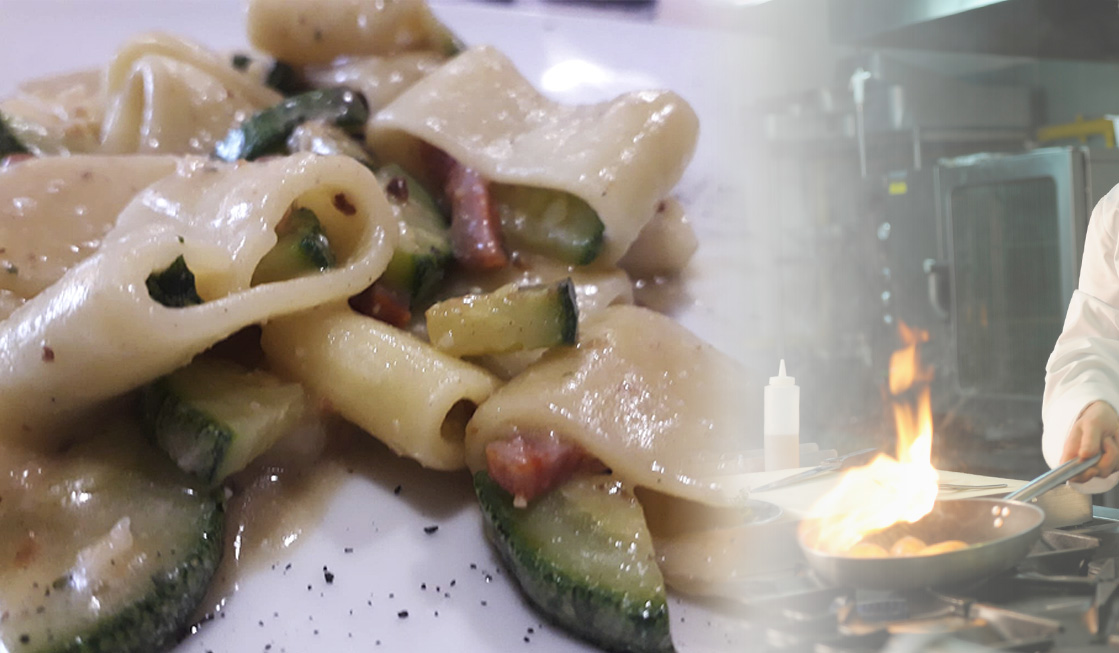 Mezzi paccheri con zucchine, salsiccia e pesto di nocciole.