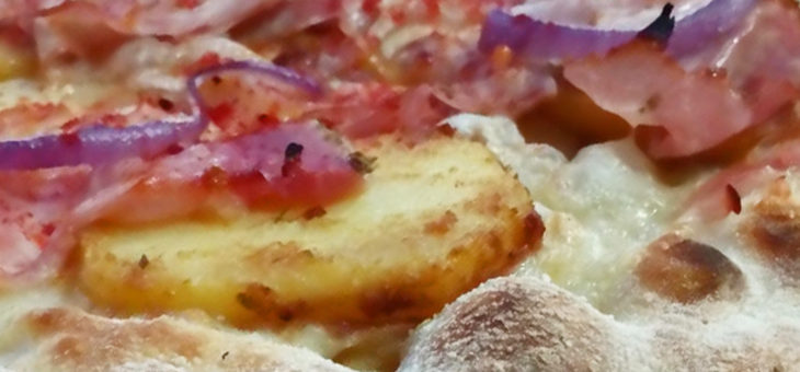 Croccante Calabrese® con Patate lesse, pepe rosso, mozzarella, porchetta e cipolla di Tropea