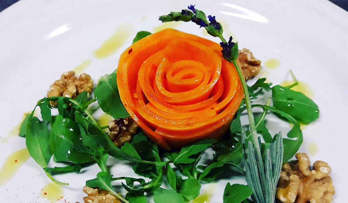 Un “fiore” di secondo con con zucca gialla, zenzero, noci e paprika