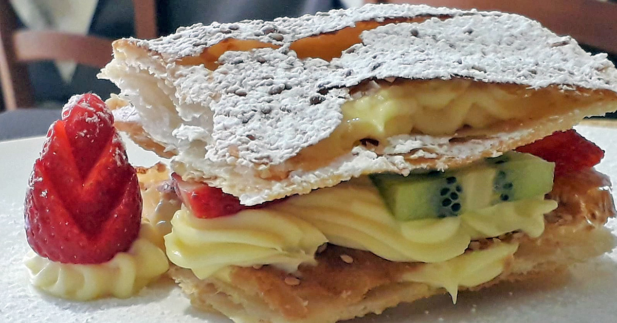 Sfoglia con crema pasticcera, kiwi fragole.