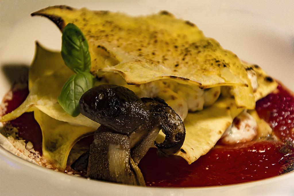 Lasagna scomposta ripiena di ricotta, porcini e salsiccia calabra